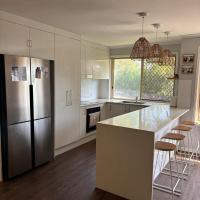 Sunset Views, 5 Mins to Beaches, Quirky Retreat, hotel cerca de Aeropuerto de Caloundra - CUD, Caloundra West