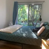 Fabulous Stunning Garden View King Bedroom with shared bathroom at MC 2079, hotel u gradu 'Mount Colah'