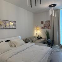 Beautiful studio at aljada community، فندق بالقرب من مطار الشارقة الدولي - SHJ، الشارقة