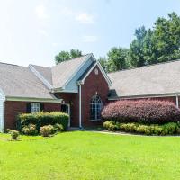 Spacious Vaulted 4BR Family Home Near Mall of GA Sleeps 12, ξενοδοχείο κοντά στο Αεροδρόμιο Gwinnett County (Briscoe Field) - LZU, Dacula