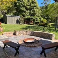 Cedarvale Cottage, hotel v destinaci Boambee