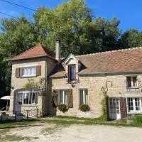 Maison familiale climatisée, jardin cinema et jeux, hotel en Épisy