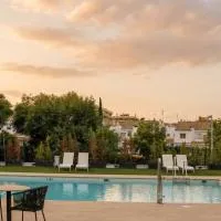 Luxury 3BR apartment with POOL & FREE parking, hotel en Tomares