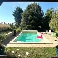 La Maison Labonnechose - Piscine chauffée - Calme - Jeux, hotel a Notre-Dame-de-Fresnay