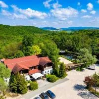 Pollushof Panzió és Étterem, hotelli kohteessa Csolnok