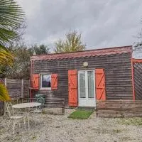 Petit Chalet idéal à la campagne avec parking, hotel din Auguaise