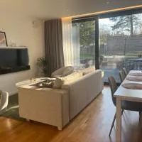 Enastående modernt parhus nära Stockholm City, хотел в Стокхолм