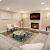 Executive 2BR Lower Suite Private & Spacious Close to USA Border: Windsor şehrinde bir otel
