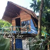 Black sand Gypsea Home Little Bay Kohchang Ranong, hotel v destinaci Ko Thalu