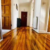 Apartment 2BR-free private parking-quick access to train into London-Wembley-Heathrow, viešbutis mieste Džerards Krosas