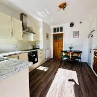 Apartment 2BR-free private parking-quick access to train into London-Wembley-Heathrow, hotel u gradu 'Gerrards Cross'