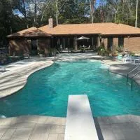Quiet Forest Vacation home on a Private Road with Spacious Patios, Fire pit, Pet friendly and a Private pool, hotel din Tullahoma