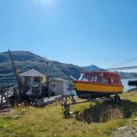 House with sea view, boathouse, garage and boat, Hotel in Hammerfest