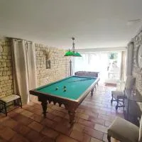 Gîte des Trois Coeurs, 4-8pers, charme ancien et salle de jeux, hotel din Xambes
