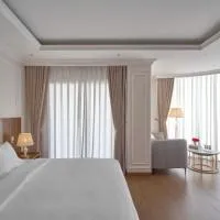 Lyns Hotel, отель в городе Nhơn Trạch