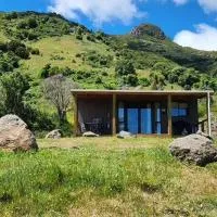 Glenwood Akaroa Bush Retreat - Totara Hut, hotel di Akaroa