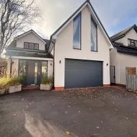 Modern 4BR Getaway House for Families and Groups – hotel w mieście Frampton Cotterell