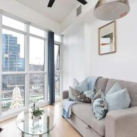 Sunny Downtown TO Studio - Sleeps 3 with 55 TV, hotel cerca de Aeropuerto Billy Bishop de Toronto - YTZ, Toronto