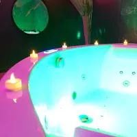 Love room avec jacuzzi privé، فندق في Bonnétable