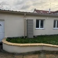 Charming cozy house near Paris and Disney, ξενοδοχείο σε Gagny