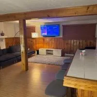 Entire Urban Cabin Retreat 3BD Terrace&Covered Parking, hotel a Terrebonne
