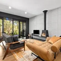 Romantic Lakefront Luxury - Spa Bath, Fireplace, King Bed, hótel í Daylesford