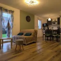 Appartement (jardin clos et privatif)، فندق في Taden
