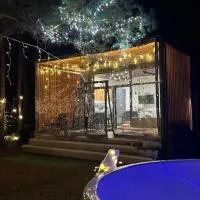 LEŚNY LUZ domek z jacuzzi w lesie nad jeziorem, duży taras, ognisko, gril, basen, hotel en Chańcza