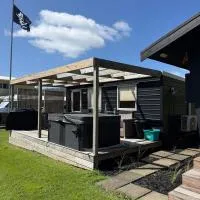 Black Sails Kuaotunu - winter escape with spa!: Kuaotunu şehrinde bir otel
