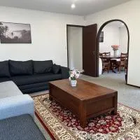 Carnoustie Calm- A Cosy Wattle Downs Home, hotel di Auckland