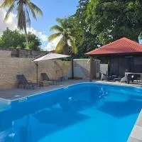 Détente absolue avec grande piscine, hotel em Les Abymes