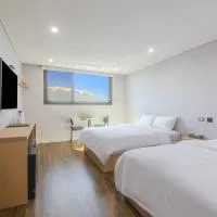 Aroomi Hotel Hyupjae، فندق في جيجو