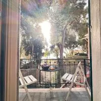 L&R - Casa Ditto - appartamento finemente ristrutturato con aria condizionata, balcone e parcheggio a poca distanza, hotel em Sanremo