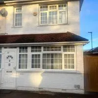 Good Priced Accommodation in Church Road, Northolt، فندق في Northolt