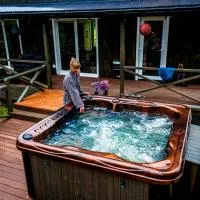 HOLIDAY CABIN 'CRANE' with a private hot-tub and sauna extra fee、Avotkalniのホテル