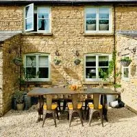 Cosy Cotswold Cottage with Fireplace and Courtyard,奇平諾頓的飯店