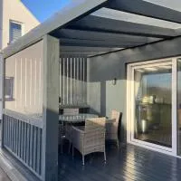 Cosy two Bedroom Chalet near Rossaveel Ballynahown, hotel u gradu Derroogh