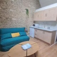 apartment with large garden, hotel u gradu 'Ifs'