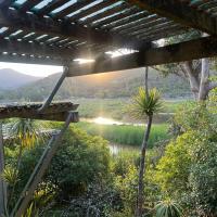 Medlands Retreat with Breathtaking Views, hotel cerca de Great Barrier Island Airport - GBZ, Medlands