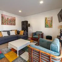 Modern & Quiet 2BR 2 Baths 4 Balconies & Lift, hotel v destinaci Ílhavo