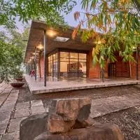 SaffronStays Zen, Igatpuri - lake-view villa with indoor and outdoor games, hotell i Igatpuri