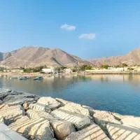 Luxury 3BR Retreat with Assistant Room and Outdoor Pool, Breathtaking Mountain Views, Close to Fujairah Beautiful Beaches, Al Dana Island, Fujairah by Deluxe Holiday Homes โรงแรมในฟูไจราห์
