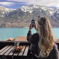 Viesnīca Breathtaking Lake & Mountain View Apartment 2 pilsētā Niederried