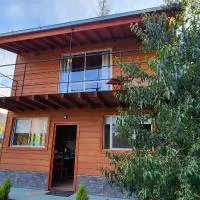 Casa entera con balcón y patio propio "altos del Rio Azul", hotelli kohteessa Lago Puelo