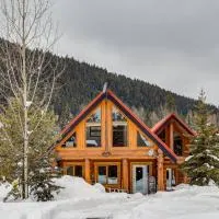 Beautiful Rustic Chalet in the Heart of Rockies, хотел в Голдън