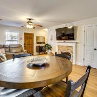 5 Mi to Univ of Arkansas Cozy Townhome with Deck, &xi;&epsilon;&nu;&omicron;&delta;&omicron;&chi;&epsilon;ί&omicron; &kappa;&omicron;&nu;&tau;ά &sigma;&tau;&omicron; Springdale Municipal Airport - SPZ, Johnson
