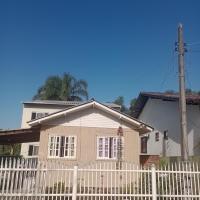 Casa próximo ao Aeroporto, hotel poblíž Mezinárodní letiště Hercilio Luz – Florianopolis - FLN, Florianópolis