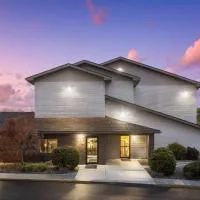 Super 8 by Wyndham New Stanton، فندق في نيو ستانتون