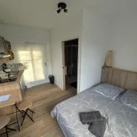 Studio Cosy en RDC - Immeuble Privé - Parking Gratuit, hotel em Ardentes