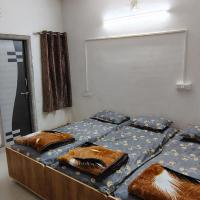 Dwarkesh Boys Zostel, hotel cerca de Junagadh (Keshod) Airport - IXK, Junagadh